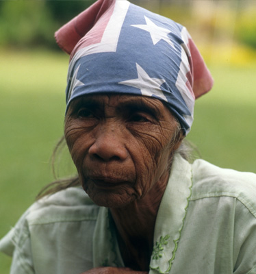 femme avec un foulard